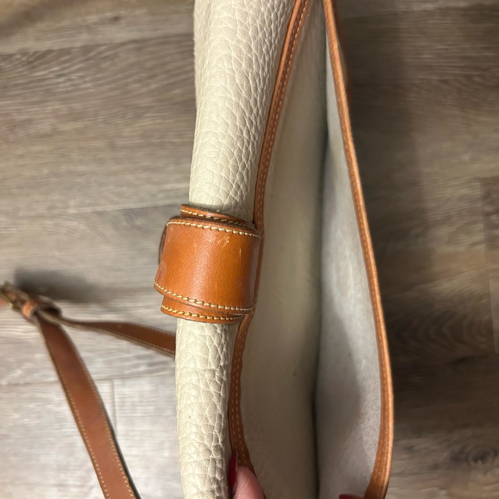 Vintage Dooney & Bourke Cream and Tan Crossbody Bag - Picture 8 of 16